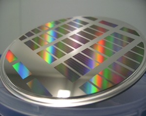 Ready-to-mount hot-embossing stamp with sub-micron feature arrays